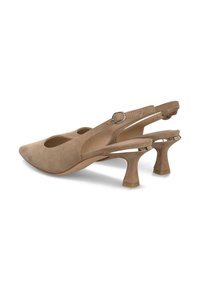 Zapatos slingback de ante beige con punta afilada, cortes laterales y un tacón bajo acampanado. Presentan un acento de hebilla en tono plateado en la correa.