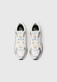 Sneaker argento e bianchi con accenti azzurri, materiali in rete e sintetici, punta rotonda, design con lacci e suola in gomma testurizzata.