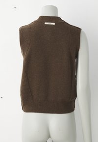 Brauner ärmelloser Pullover mit geripptem Muster und rundem Ausschnitt. Verfügt über seitliche Schlitze und ein Etikett auf der Rückseite. Aus weichem Strickmaterial.