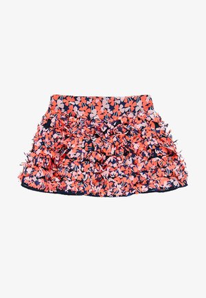 Falda floral con volantes de base azul marino, adornada con flores en tonos rosa y blanco. Está hecha de una tela ligera, con múltiples capas de textura.