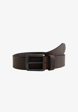 Ceinture en cuir marron roulée avec une boucle métallique rectangulaire argentée et une boucle cousue sur fond blanc.