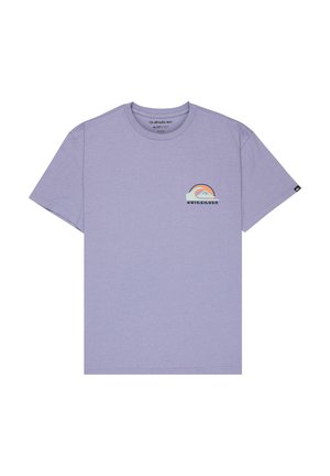 Lilla t-shirt med korte ærmer og rund hals med lille flerfarvet Quiksilver bølge- og bjerglogo på venstre bryst.