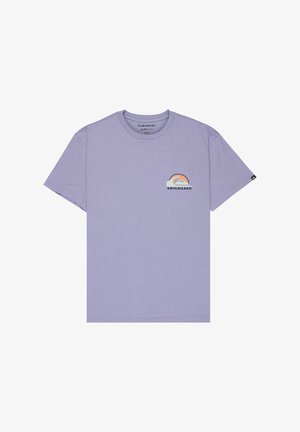 Λιλά κοντομάνικο T-shirt με στρογγυλή λαιμόκοψη και μικρό πολύχρωμο λογότυπο κύματος και βουνού Quiksilver στο αριστερό στήθος.