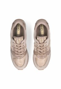 Ein Paar beiger Schnürsneaker mit verschiedenen Stofftexturen und markierten Einlegesohlen, von oben auf einem weißen Hintergrund betrachtet.