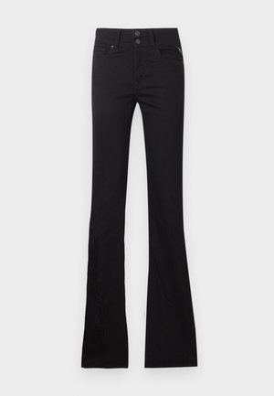 Jean évasé taille haute noir avec poches avant, passants pour ceinture et fermeture à deux boutons sur un fond uni.