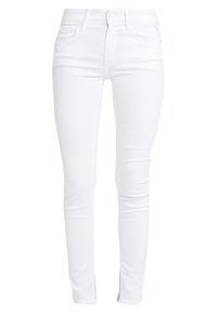 Jeans blancos ajustados con bolsillos delanteros, cierre de botón y cremallera, y cremalleras en los tobillos en la parte delantera de ambas piernas.