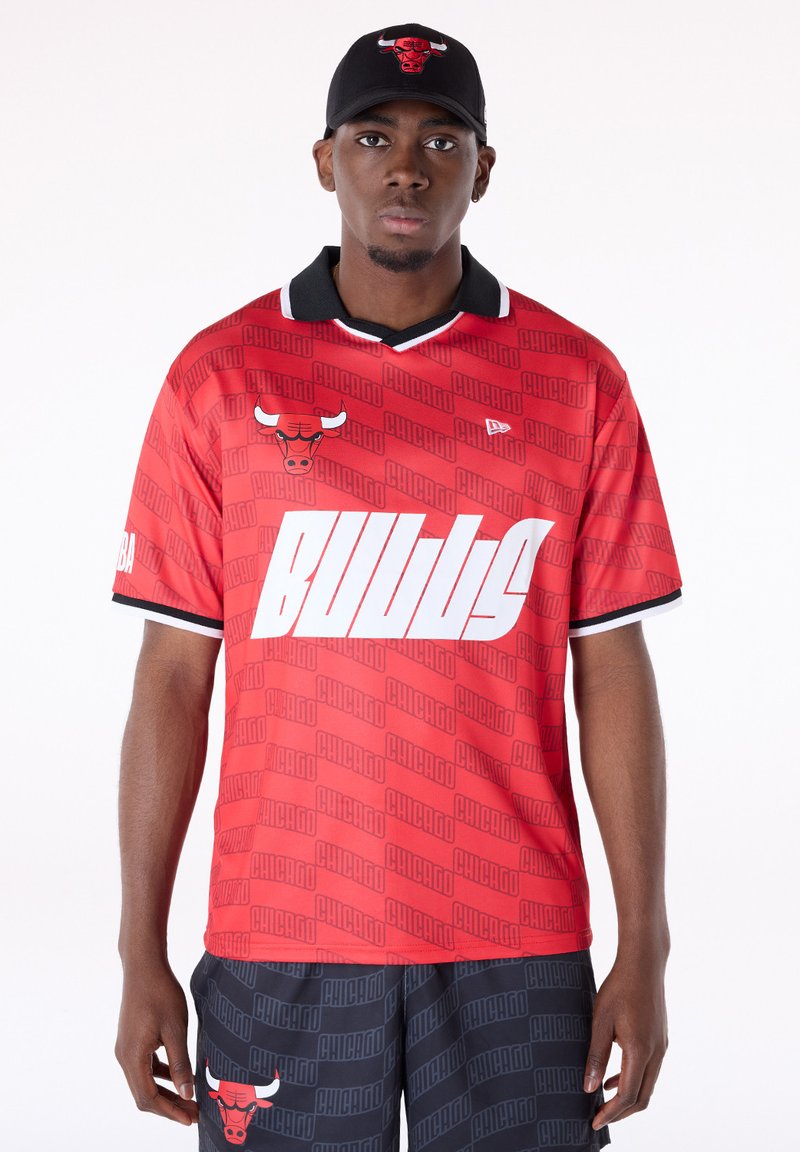 Raudonas Čikagos „Bulls“ marškinėlis su juodais akcentais, kuriame pavaizduotas komandos logotipas, baltas užrašas „BULLS“ ir „CHICAGO“ raštas. Derinamas su juodais raštuotais šortais.