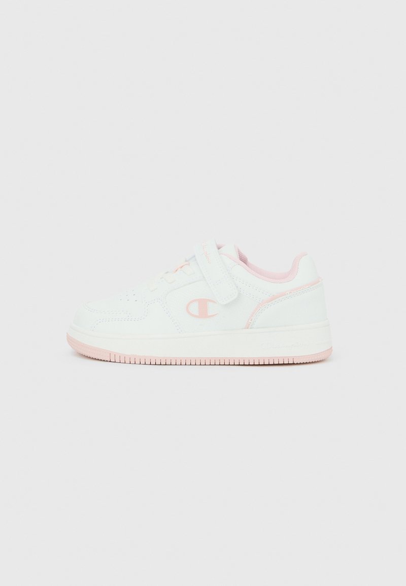 Baskets basses blanches et roses avec une bride Velcro, des lacets et un logo sur le côté, conçues pour un usage décontracté.