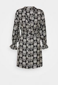 Czarna sukienka z długim rękawem w biały kwiatowy wzór, z dopasowaną talią i zapięciem na guziki, wykończona falbankowymi mankietami.