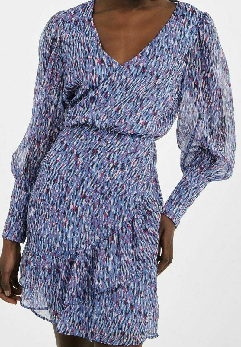 Robe bleue à motifs avec un décolleté en V, de longues manches transparentes et un ourlet volants. Présente des tourbillons abstraits de bleu, rose et blanc.