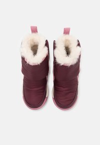 Bottes imperméables bordeaux avec une texture matelassée, un revers en fourrure et une touche de rose ; dotées de languettes pour faciliter l'enfilage et d'une semelle durable.