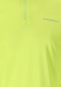 T-shirt de sport jaune haute visibilité avec une courte fermeture éclair et le logo "ENDURANCE" sur la poitrine.