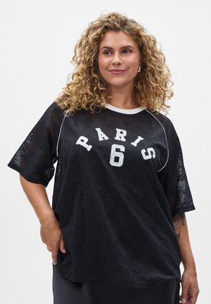 Schwarzes Mesh-T-Shirt mit weißer "PARIS 6" Schrift. Verfügt über einen runden Halsausschnitt, kurze Ärmel und einen lockeren Schnitt. Texturierte Stoffdetails sichtbar.