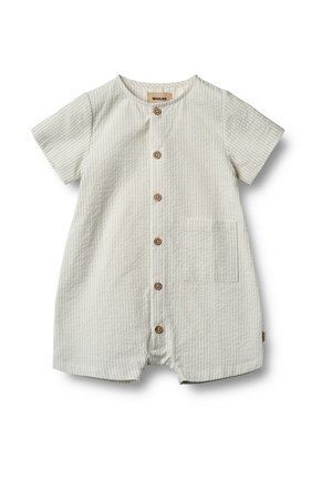 Beiger Baby-Strampler mit kurzen Ärmeln, Knöpfen vorne, rundem Ausschnitt, strukturierter Stoff und Brusttasche.