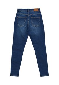 Jean en denim bleu foncé vu de l'arrière avec deux poches arrière et une pièce en cuir marron sur la ceinture.