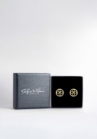 Orecchini floreali in oro con design circolare, esposti in una scatola foderata in velluto nero con un esterno nero texturizzato.