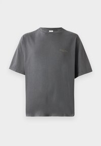 T-shirt in cotone grigio con scollo rotondo e maniche corte. Presenta un discreto dettaglio del logo dorato sul frontale. Vestibilità casual e texture liscia.