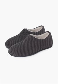 Pantofole a coste grigio scuro con morbido rivestimento in peluche e suola nera flessibile, dotate di un design slip-on per un uso facile.