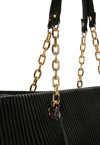 Borsa nera con texture a righe verticali, tracolla in catena dorata, dettagli in pelle e una fibbia ad anello circolare per la chiusura.