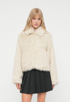 PCJILLA SHORT FLUFFY JACKET - Zimní bunda - birch