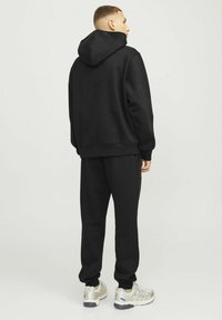 Jack & Jones COMFORT FIT - Pantaloni sportivi - black