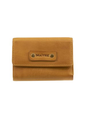 Portafoglio in pelle di colore giallo senape, forma rettangolare, con chiusura a scatto, logo impresso e accenti in hardware color ottone.