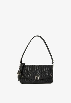 Bolso de mano de cuero negro con textura acolchada, que presenta una solapa curva, herrajes metálicos y una correa ajustable para versatilidad.