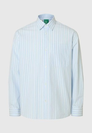 Svjetloplava prugasta košulja na kopčanje s džepom, izrađena od mekog tkanja. Ima standardni ovratnik i duge rukave s manšetama na kopčanje.