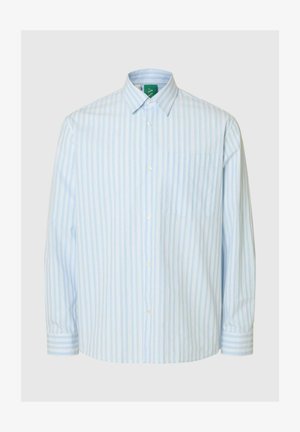 Svjetloplava prugasta košulja na kopčanje s džepom, izrađena od mekog tkanja. Ima standardni ovratnik i duge rukave s manšetama na kopčanje.