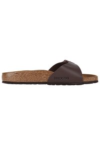 Infradito Birkenstock marroni con fondo in sughero, design a banda spessa, finitura testurizzata e logo sul lato. Suola nera piatta.