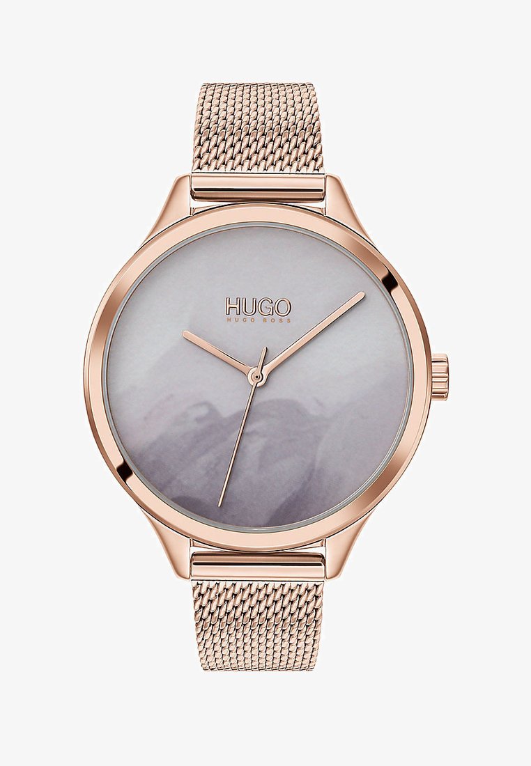 Uhr mit roségoldener Mesh-Armband, rundem Zifferblatt, grau-verlaufendem Ziffernblatt, minimalistischen silbernen Zeigern und eingeprägtem "HUGO"-Logo.