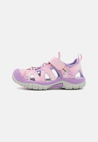 Světlé růžové a levandulové dětské sandály s síťovaným svrškem, květinovým vzorem, nastavitelným popruhem a šedými gumovými podrážkami s protiskluzovou úpravou.