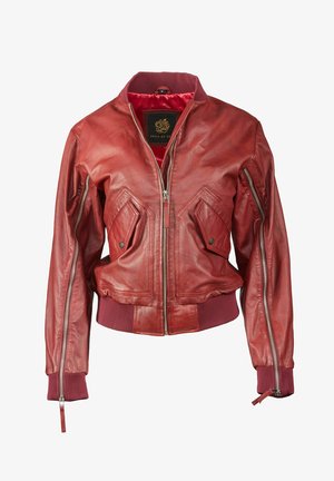 Chaqueta bomber de cuero roja con puños y dobladillo acanalados, que cuenta con bolsillos con cremallera y cierre frontal con cremallera. Interior forrado en tela roja.