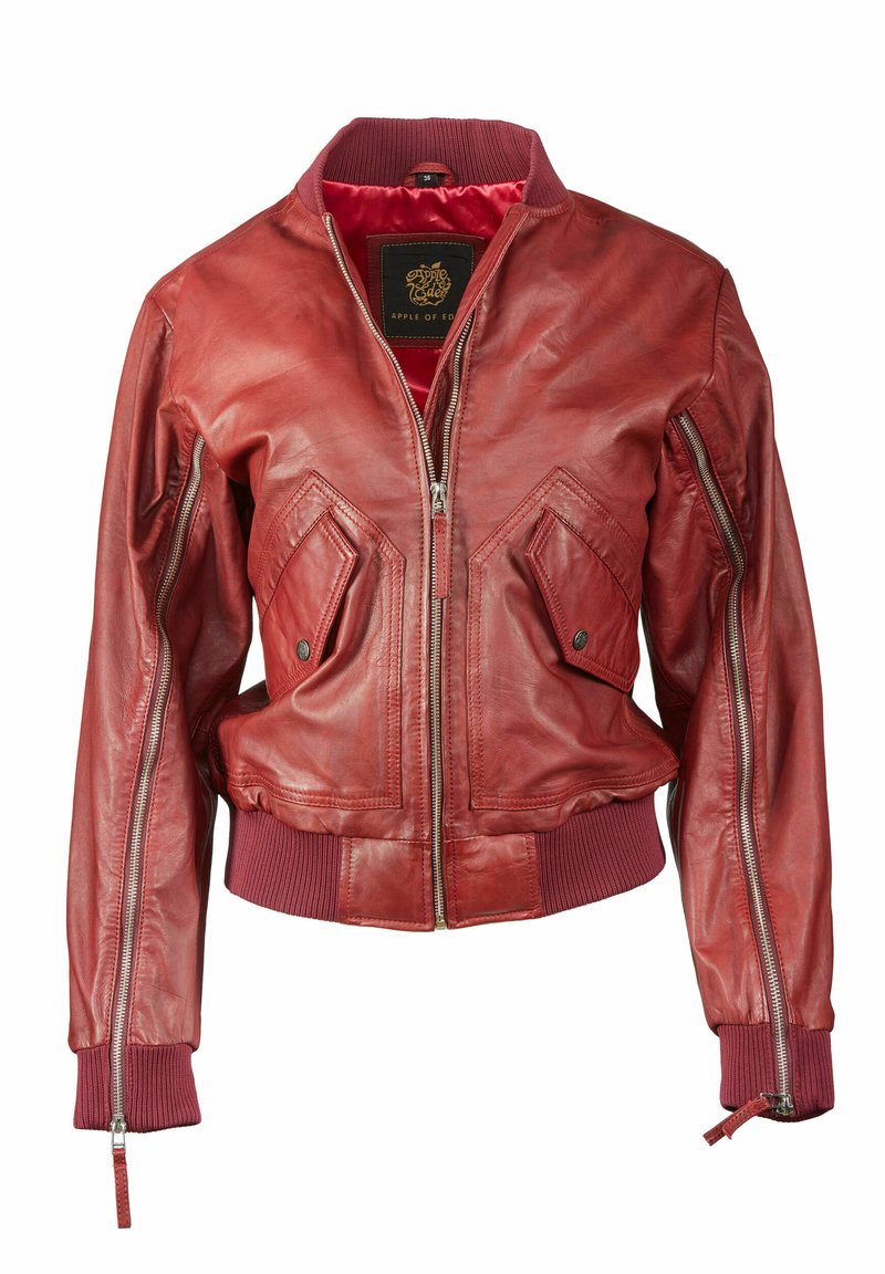 Rote Leder-Bomberjacke mit gerippten Bündchen und Saum, ausgestattet mit Reißverschlusstaschen und einem Frontreißverschluss. Innenfutter aus rotem Stoff.