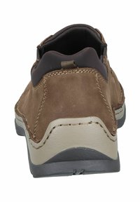 Braune Wildleder-Schlupfschuhe mit einer beigen Sohle, dezenten Stickereien und einem gepolsterten Kragen. Die Rückansicht zeigt eine abgerundete Zehenpartie und eine glatte Textur.