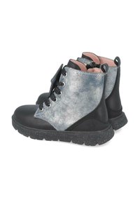 Botas de tobillo negras y plateadas con un acabado texturizado, cordones y una suela de goma moteada. Cuello acolchado en rosa por dentro.