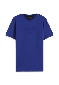 Camiseta azul de algodón con mangas cortas y cuello redondo. Presenta un texto sutil en relieve "FREDDY TRAINING DEPT." en el frente. Textura suave.