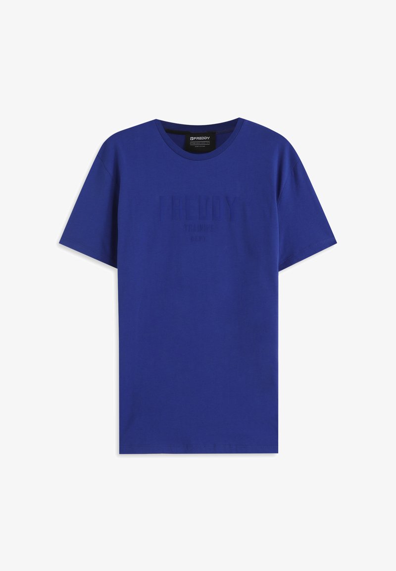 Camiseta azul de algodón con mangas cortas y cuello redondo. Presenta un texto sutil en relieve "FREDDY TRAINING DEPT." en el frente. Textura suave.