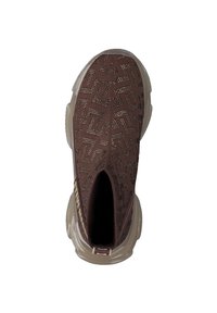 Bruine instapsneaker met een textuur gebreide bovenkant die geometrische patronen vertoont en een dikke, doorzichtige rubberen zool.
