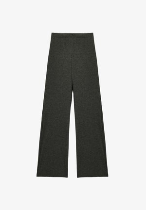 Pantalones de pierna ancha de canalé verde oscuro con una cinturilla elástica. La tela tiene un patrón texturizado y una silueta relajada y fluida.