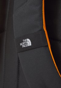 The North Face RECON UNISEX - Hátizsák - asphalt grey/cone orange