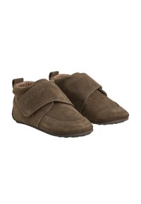 Bruine suède enkellaarsjes met een klittenbandsluiting, ronde neus, zachte voering en een gestructureerde rubberen zool. Ontworpen voor comfort en gebruiksgemak.