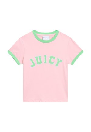 Roze katoenen t-shirt met groene geribbelde kraag en mouwen. Heeft de tekst "JUICY" in lichtgroen over de voorkant in een gebogen stijl.