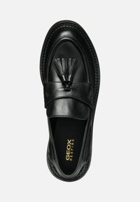 Mocassini in pelle nera con accentuazione a frangia, superficie liscia, punta arrotondata e dettagli cuciti lungo la suola. Marca Geox Respira visibile.