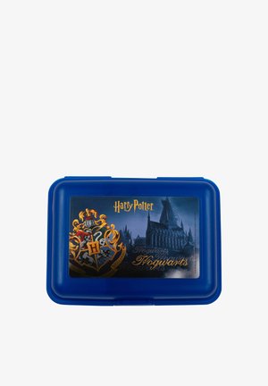 Lunchbox di plastica blu con grafica del castello di Hogwarts, decorato con accenti dorati e rossi, e la scritta "Harry Potter" sul coperchio.