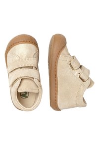 Béžové boty na suchý zip s třpytivým povrchem, měkký semišový materiál, kulatá špička a gumová podrážka, s dvojitými pásky na svršku.