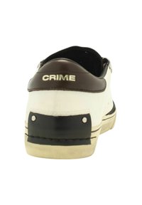 Sneaker bianco con tallone in pelle marrone, caratterizzato dalla parola "CRIME" in argento. Suola in gomma con accenti neri e hardware metallico. Finitura texturizzata.