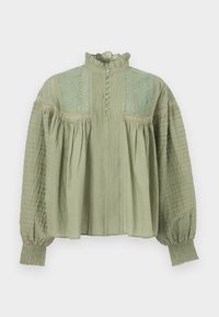 Μπλούζα μακρυμάνικη σε φιστικί πράσινο χρώμα με δαντελένιες πάνελ, βολάν σε ψηλό γιακά, κάθετες πιέτες, κουμπωτή μπροστινή όψη και ελαστικές μανσέτες.