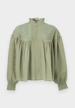 Μπλούζα μακρυμάνικη σε φιστικί πράσινο χρώμα με δαντελένιες πάνελ, βολάν σε ψηλό γιακά, κάθετες πιέτες, κουμπωτή μπροστινή όψη και ελαστικές μανσέτες.