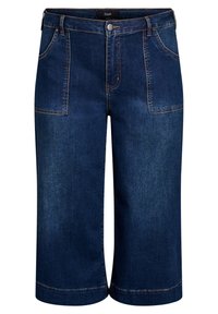 Los culottes de mezclilla azul oscuro presentan una cintura alta, dos bolsillos frontales, costuras visibles y un diseño de pierna ancha que termina por debajo de la rodilla.